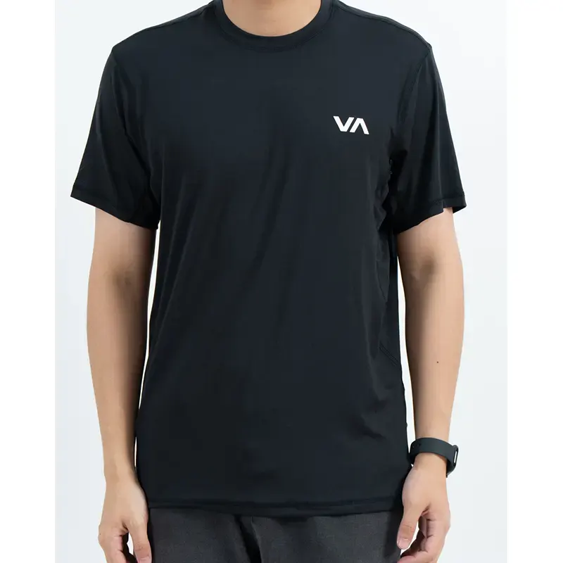 Svart snabbtorkande rundhalsad T-shirt med konturerade sidosömmar och logotyp på bröstet