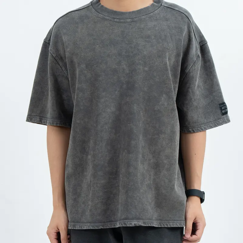T-shirt i kol överdimensionerad med fläckig blekt effekt och ärmetikett