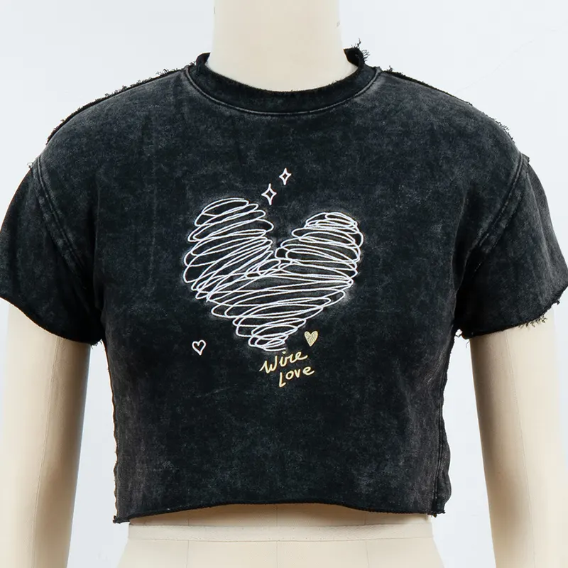 Grafisk T-shirt med beskuret hjärta med råa detaljer
