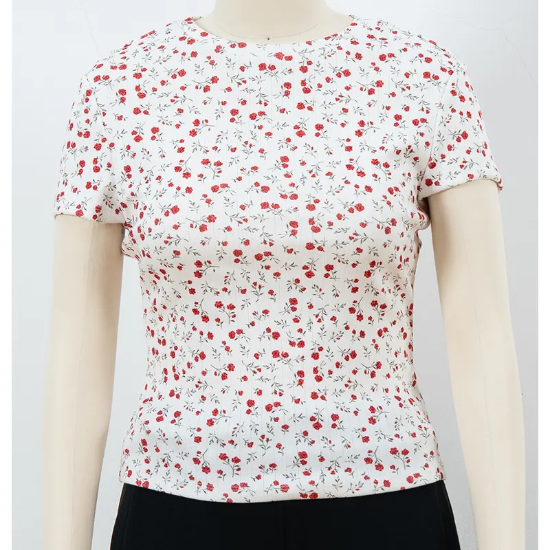 T-shirt med rund hals och rött blommönster