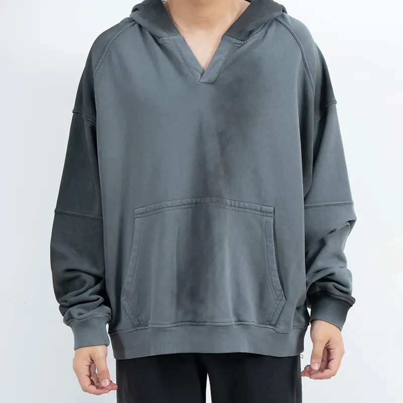 Oversized V-ringad hoodie med ärmpaneler och känguruficka