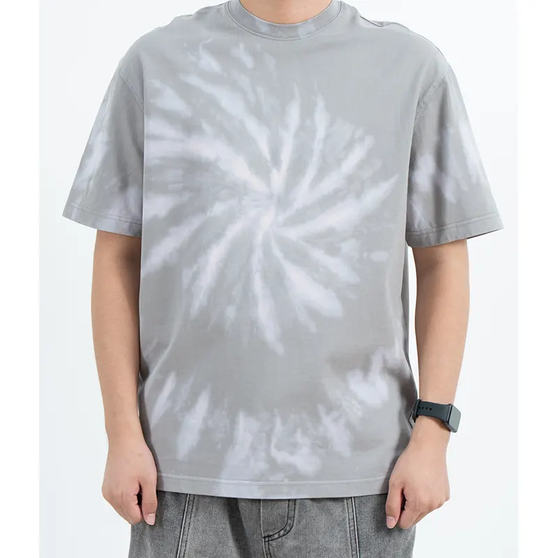 Avslappnad grå T-shirt med rund hals och spiral Tie-Dye-effekt